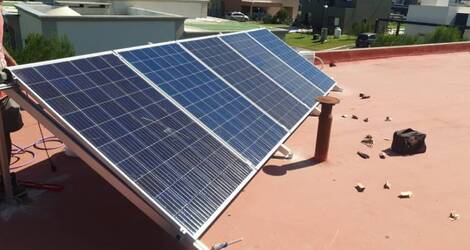 ¿Pueden los paneles solares instalarse sobre cualquier superficie?